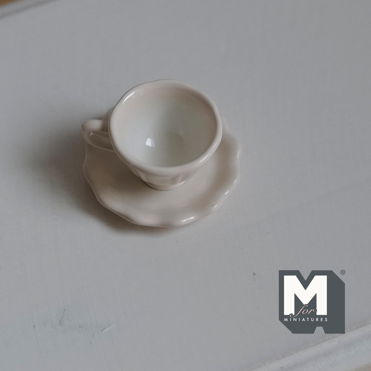 Miniature Coffee Cup and Scallop Saucer Set 1:12 Scale Dollhouse Tea Cup Drinkware Set of 2 (white) (metal) - F074