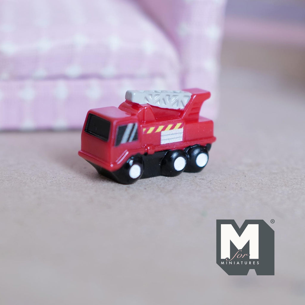 Miniature Fire Truck 1:12 Scale Fire Engine Dollhouse Playroom Decor 11/16 inch tall (resin) - G079