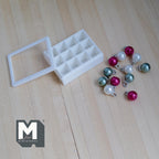 1:12 mittakaavan joulukoristeita miniatyyreina säilytyslaatikolla, 12 kpl:n setti, 5/16 tuuman halkaisija, tee-se-itse-nukkekotitarvikkeita (vihreä, valkoinen ja vaaleanpunainen)