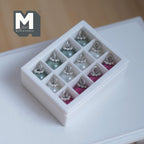 1:12 mittakaavan joulukoristeita miniatyyreina säilytyslaatikolla, 12 kpl:n setti, 5/16 tuuman halkaisija, tee-se-itse-nukkekotitarvikkeita (vihreä, valkoinen ja vaaleanpunainen)