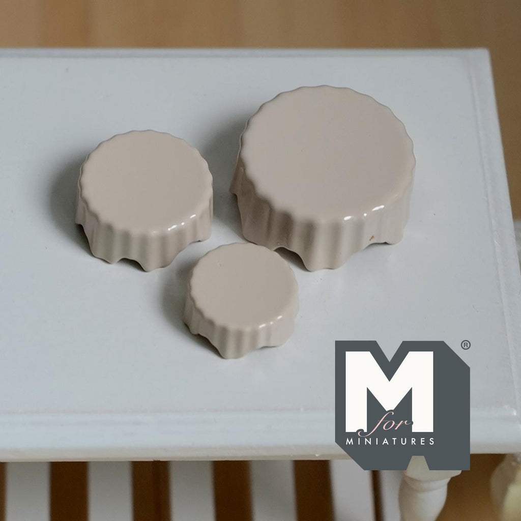 1:12 Scale Miniature Cake Stands Set of 3 Dollhouse Fluted Dessert Displays Bakery Decor (beige) - E091