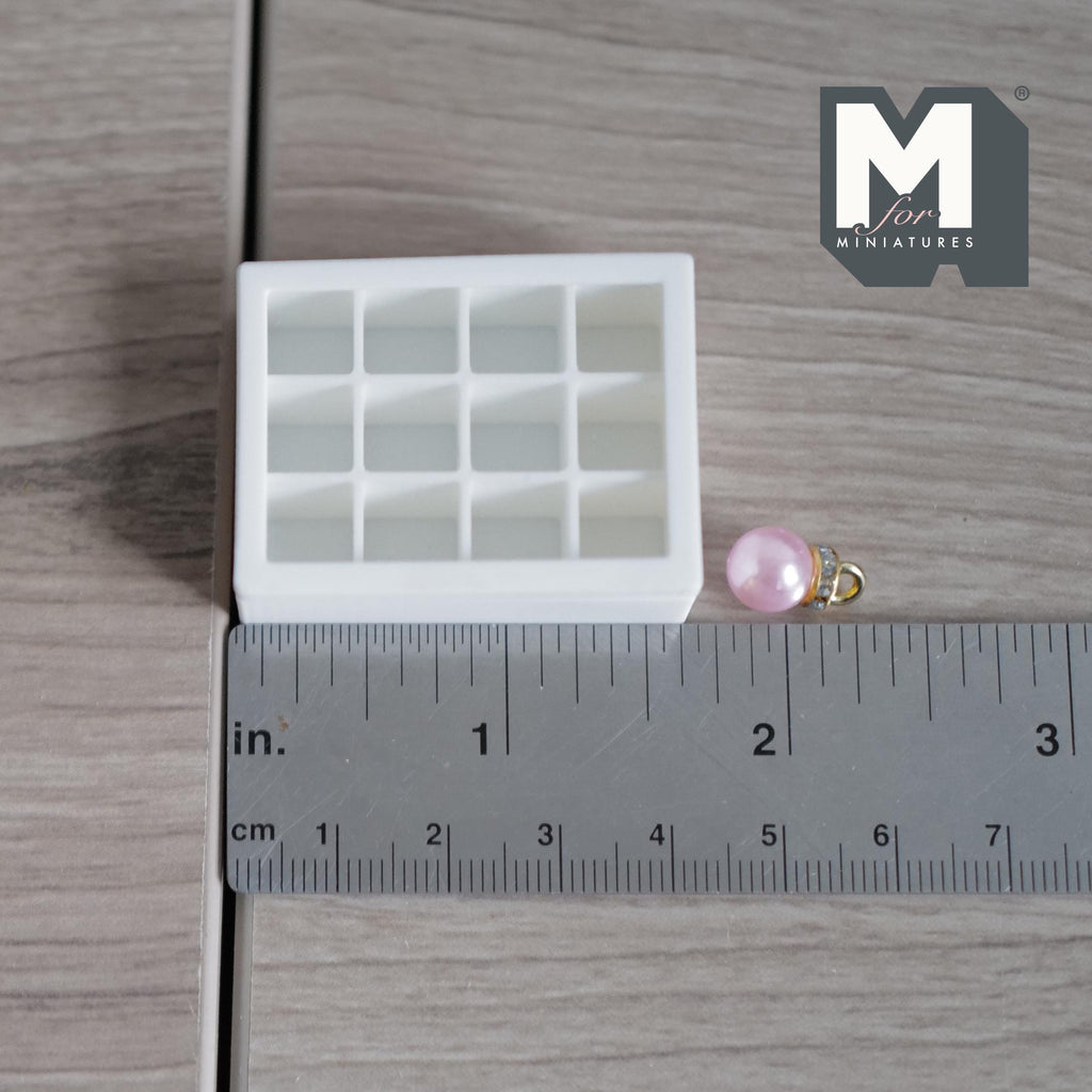 Ornements de Noël miniatures à l'échelle 1:12 avec boîte de rangement et fil de laiton, ensemble de 12, décor pour maison de poupée (rose et vert menthe)