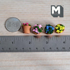 Maßstab 1:12 Miniatur-Topfblumen in Terrakotta, 4er-Set, Rosa, Blau und Gelb, 9/16 inch hoch, DIY-Puppenhausbedarf