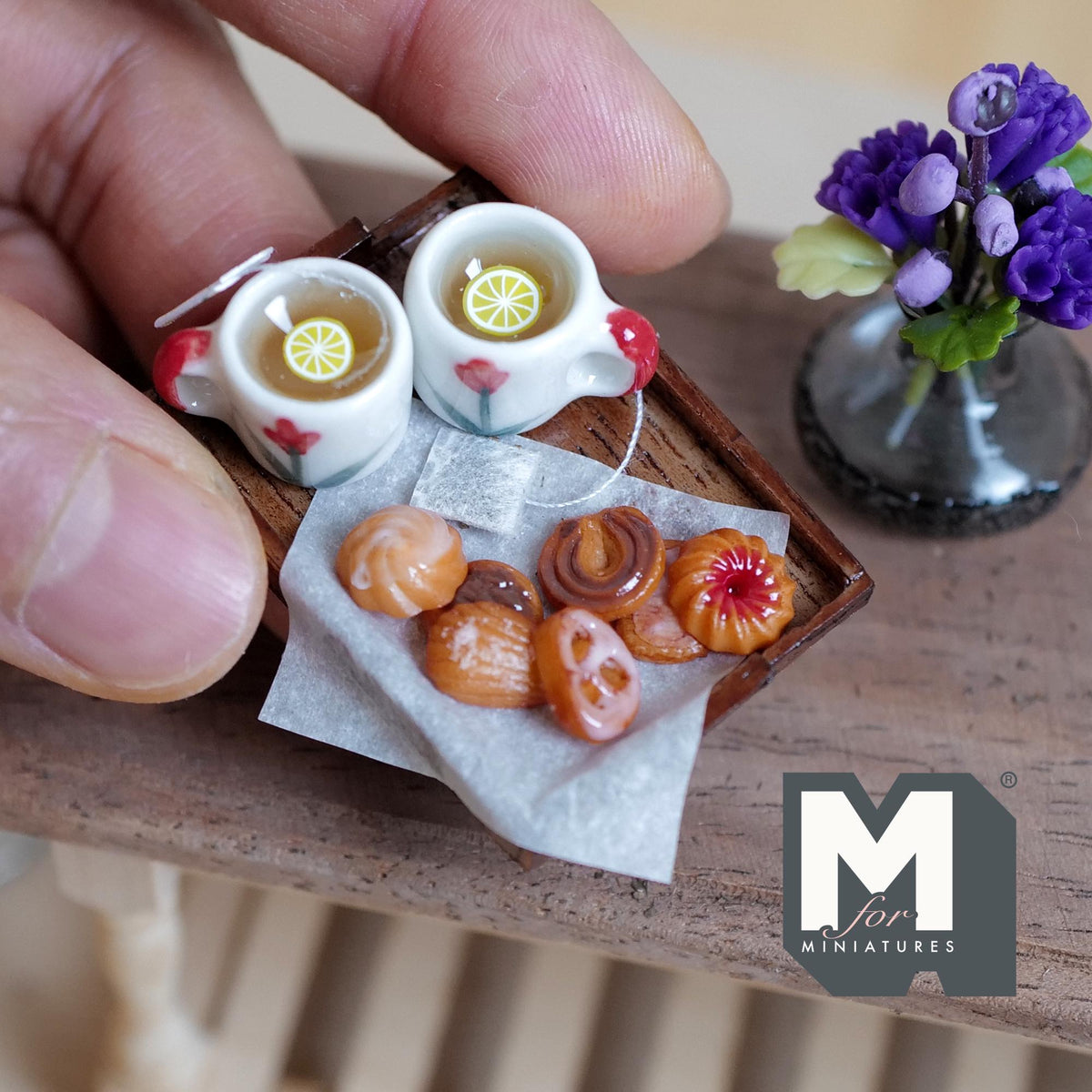 Service à thé au citron miniature avec plateau, 2 mugs et biscuits, échelle 1:12, 1-5/8 inch de long, décoration de maison de poupée (blanc à tulipes rouges)