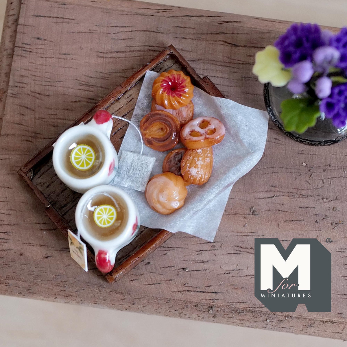 Service à thé au citron miniature avec plateau, 2 mugs et biscuits, échelle 1:12, 1-5/8 inch de long, décoration de maison de poupée (blanc à tulipes rouges)