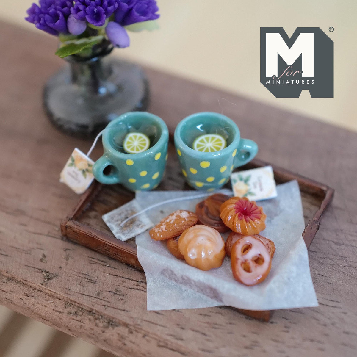 Service à thé au citron miniature avec plateau, 2 mugs et biscuits, échelle 1:12, 1-5/8 inch de long, décoration de maison de poupée (bleu canard à pois jaunes)