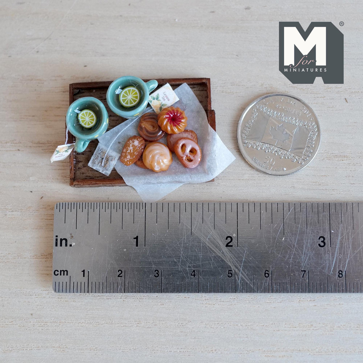 Service à thé au citron miniature avec plateau, 2 mugs et biscuits, échelle 1:12, 1-5/8 inch de long, décoration de maison de poupée (bleu canard à pois jaunes)