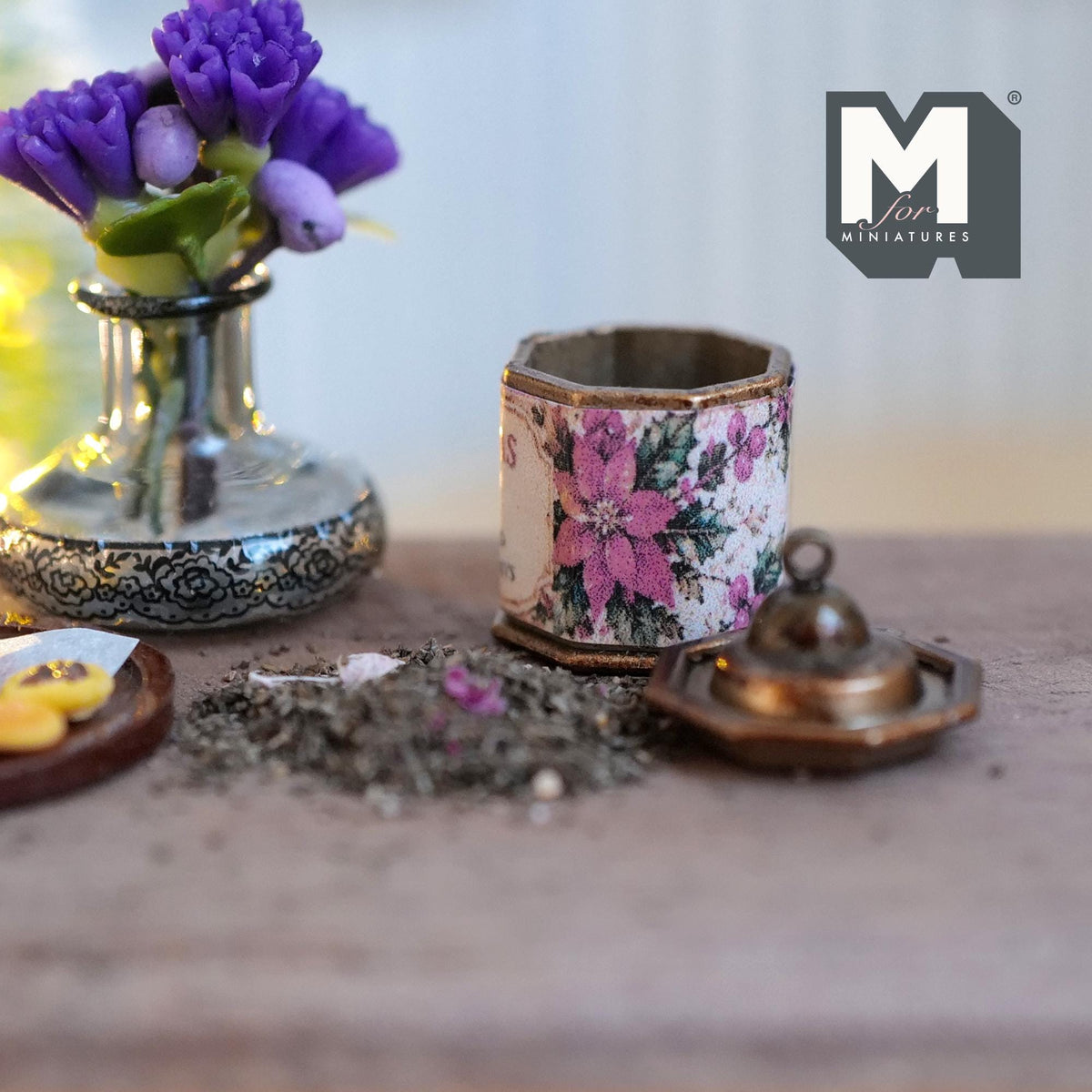 Boîte à thé miniature octogonale en métal à l'échelle 1:12 avec couvercle amovible et feuilles de thé en vrac, 1,7 cm de diamètre, décoration de maison de poupée (Noël)