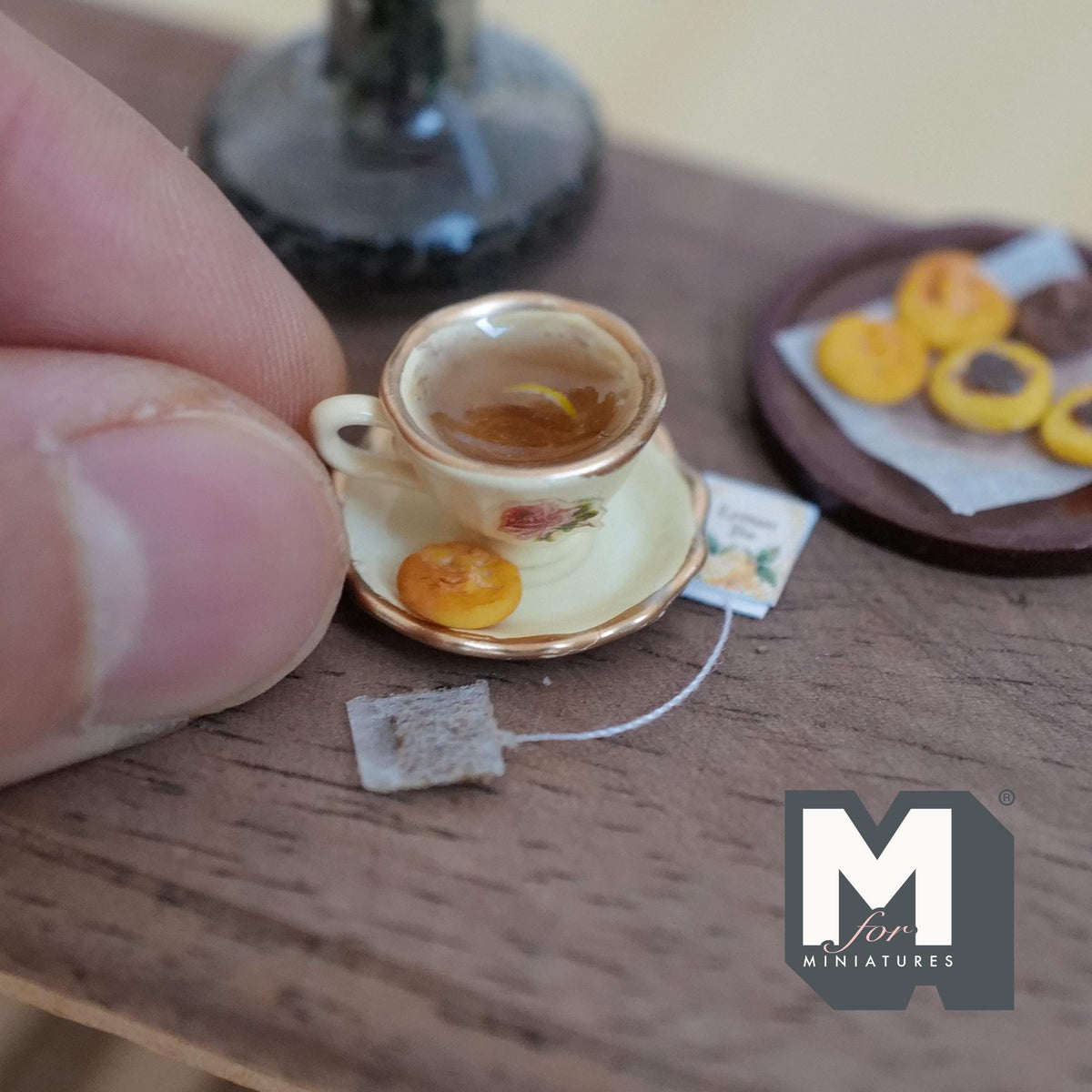 Tasse à thé au citron miniature avec soucoupe et biscuit, échelle 1:12, 3/4 inch de diamètre, décoration de maison de poupée (crème)