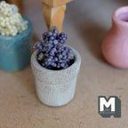 Miniature potteplante i ler i skala 1:12, patineret konisk potte med lilla blomster, 1-7/16 inch høj, dukkehuspynt (grå)