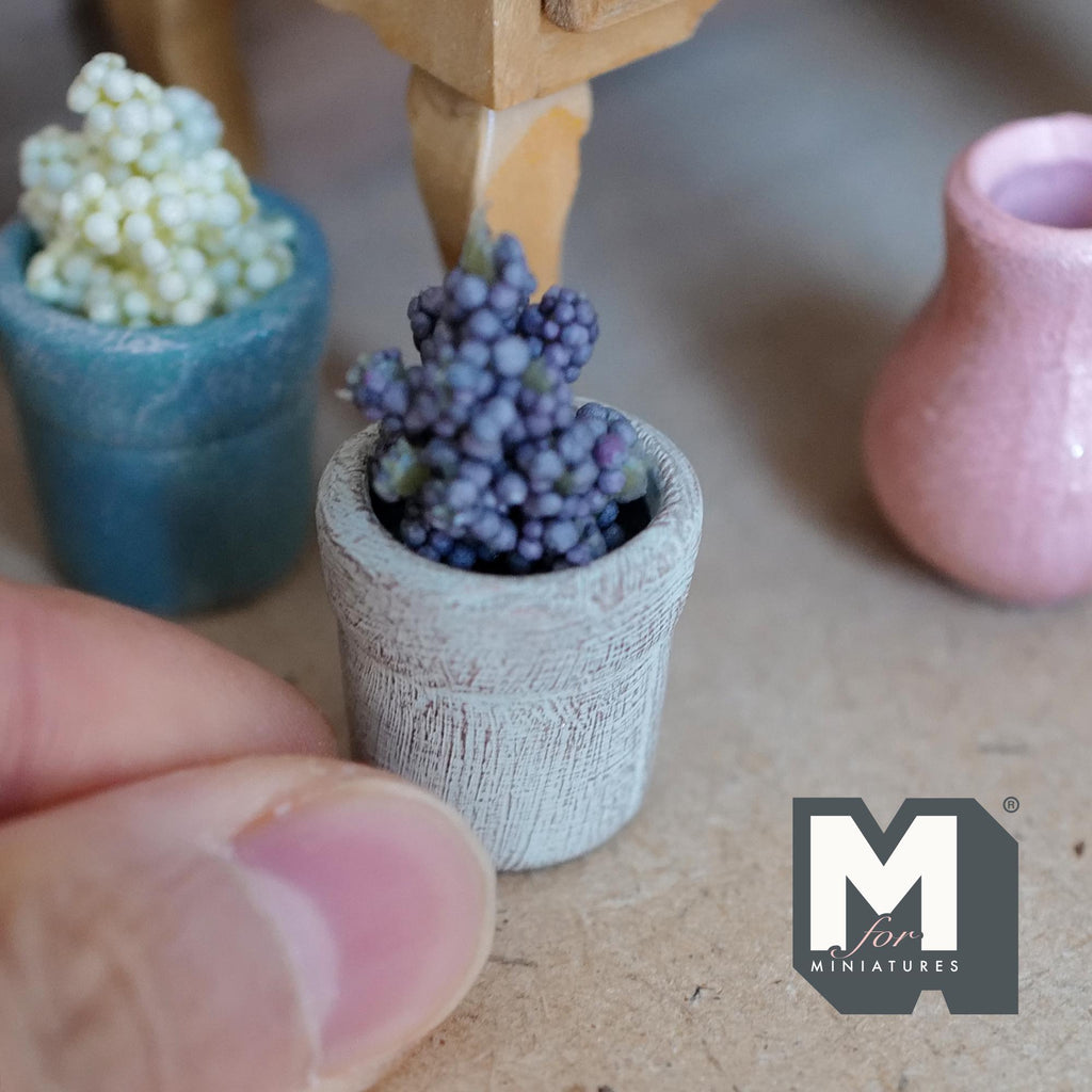 Miniature potteplante i ler i skala 1:12, patineret konisk potte med lilla blomster, 1-7/16 inch høj, dukkehuspynt (grå)