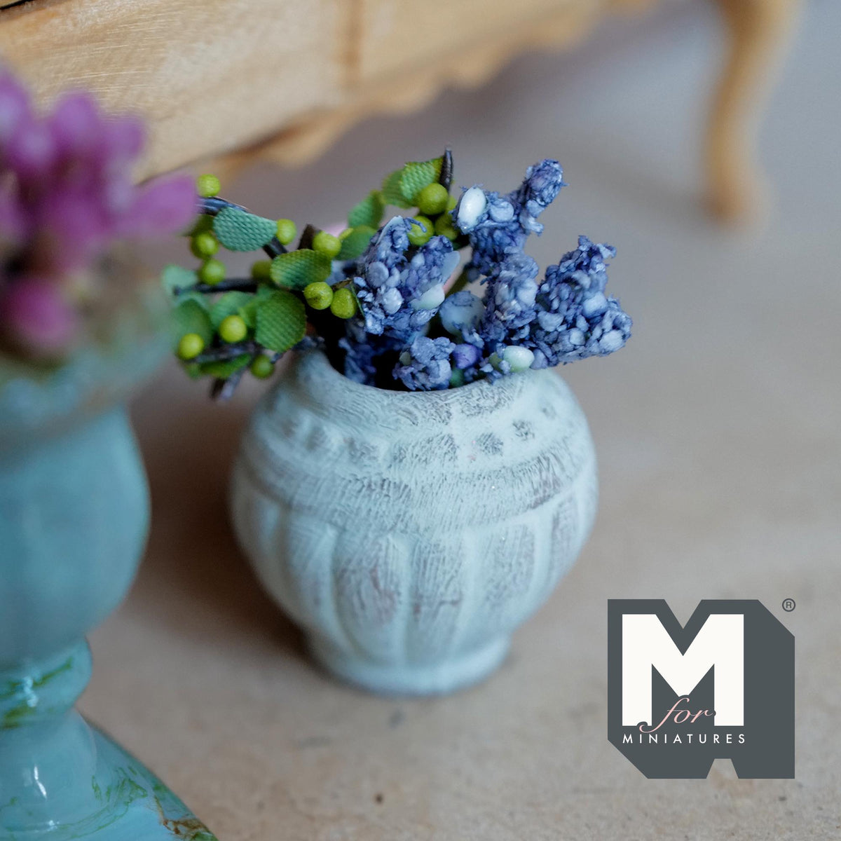 Miniatura in scala 1:12 pianta in vaso di argilla, vaso a forma di urna invecchiato con fiori blu, alta 1-11/16 inch, decorazione per casa delle bambole (grigio)