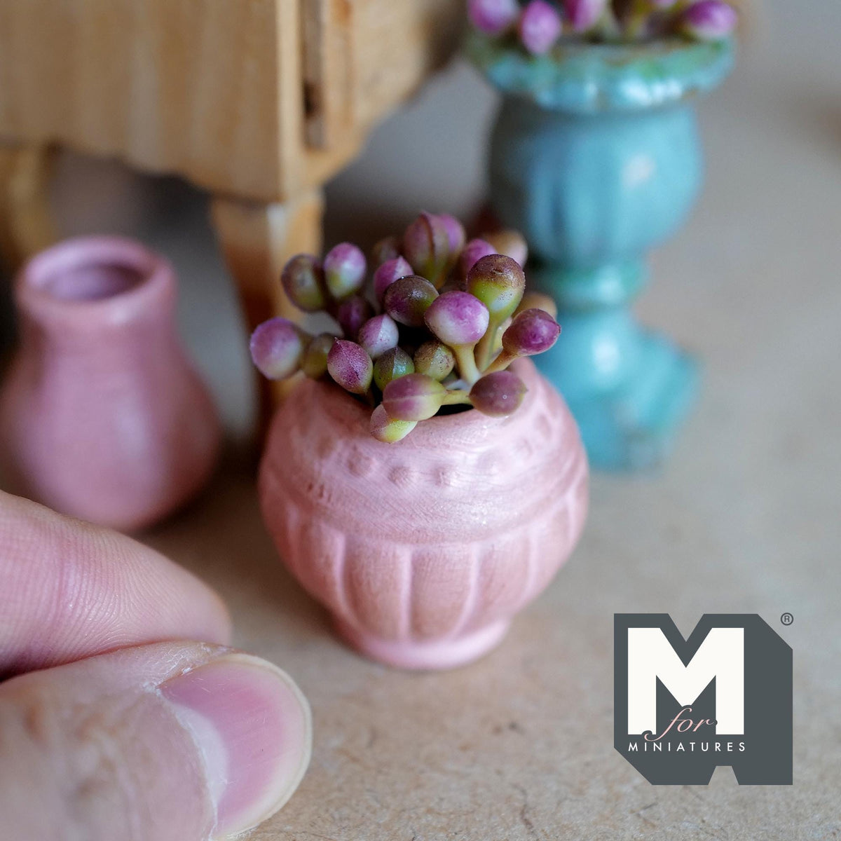 Miniatura in scala 1:12 pianta in vaso di argilla, vaso a forma di urna invecchiato con boccioli di fiori, alta 1-5/8 inch, decorazione per casa delle bambole (rosa)