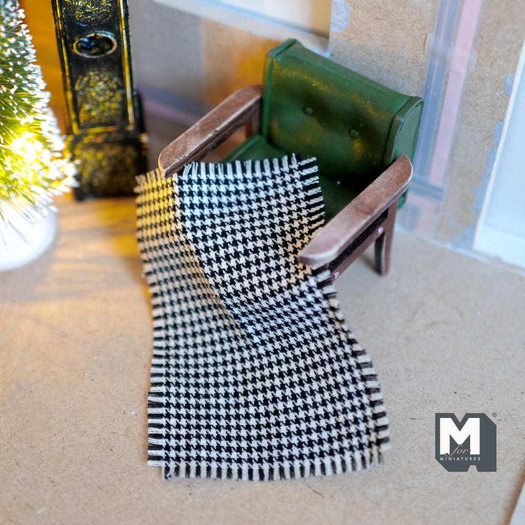 Miniatur-Sessel im Used-Look aus Kunstleder mit kariertem Plaid, Maßstab 1:12, 2-1/2 inch breit, Puppenhausdeko (grün)