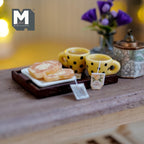 Miniature bakkesæt med citronte, 2 krus og småkager i skala 1:12, 1-5/8 inch langt, dukkehuspynt (gul med prikker)