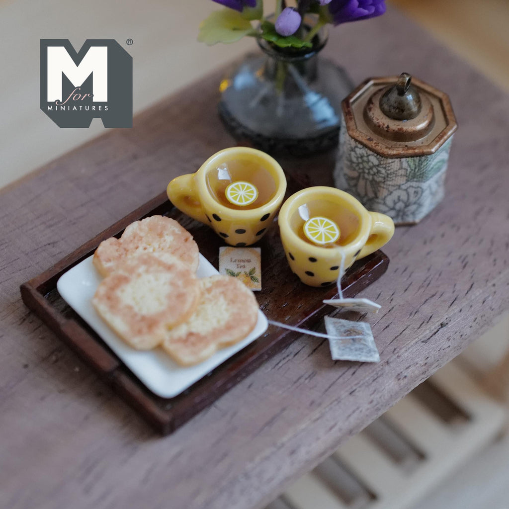 Miniature bakkesæt med citronte, 2 krus og småkager i skala 1:12, 1-5/8 inch langt, dukkehuspynt (gul med prikker)