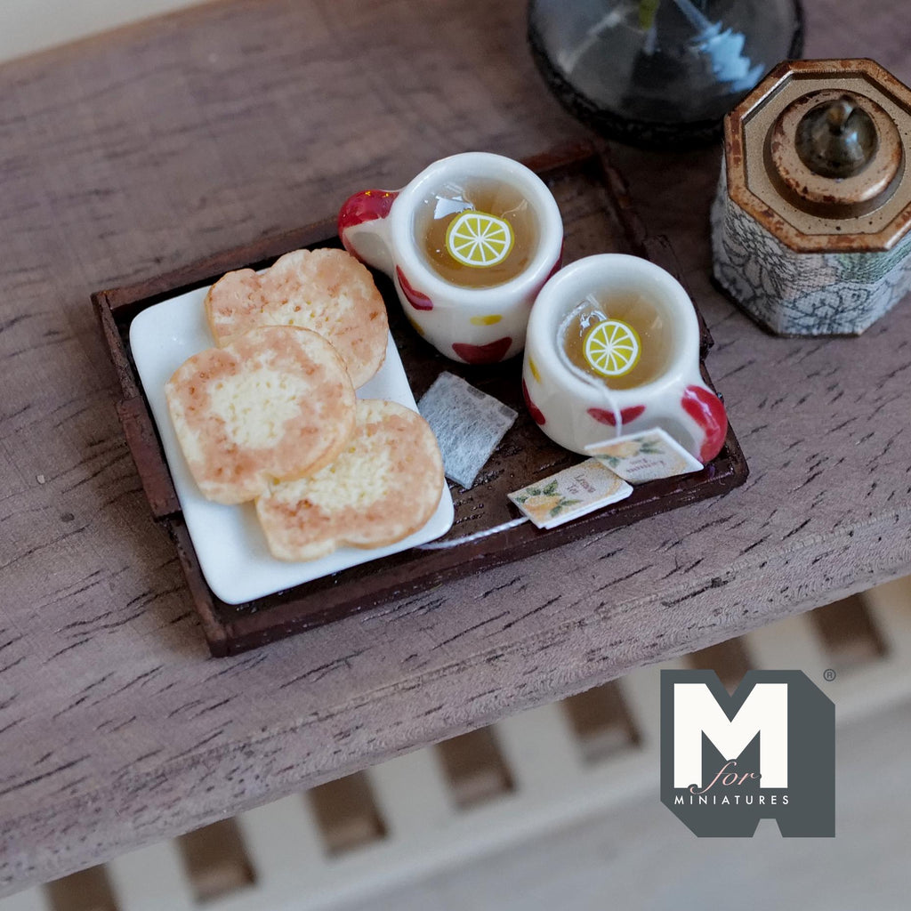 Plateau de thé au citron miniature à l'échelle 1:12 avec 2 mugs et biscuits, 1-5/8 pouce de long, décoration pour maison de poupée (blanc et cœur rouge)