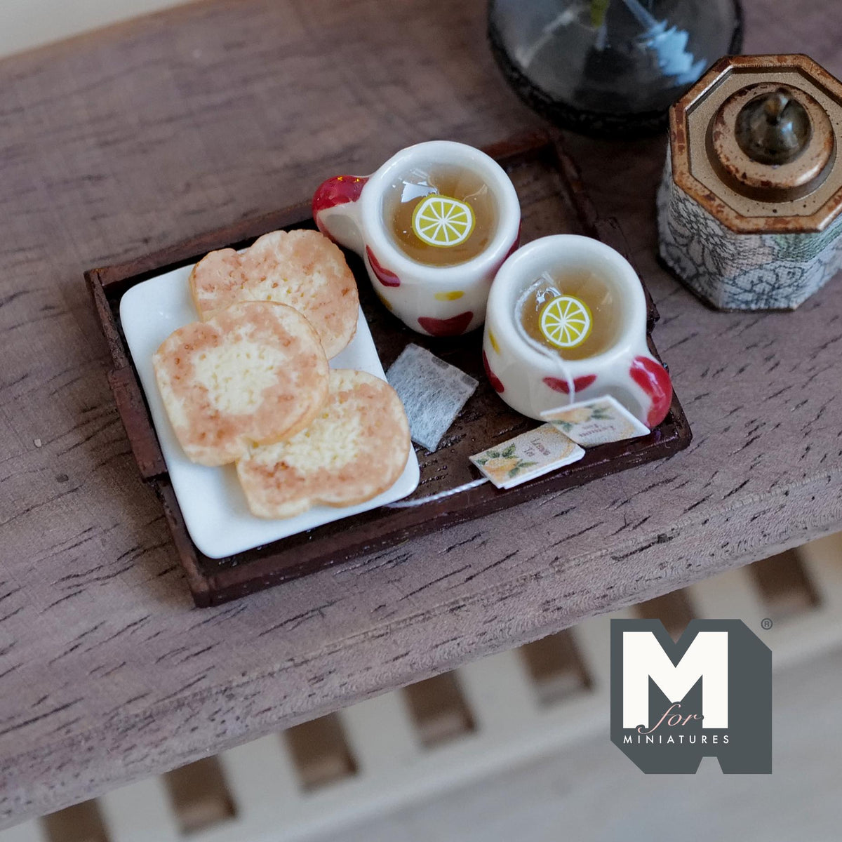 Plateau de thé au citron miniature à l'échelle 1:12 avec 2 mugs et biscuits, 1-5/8 pouce de long, décoration pour maison de poupée (blanc et cœur rouge)