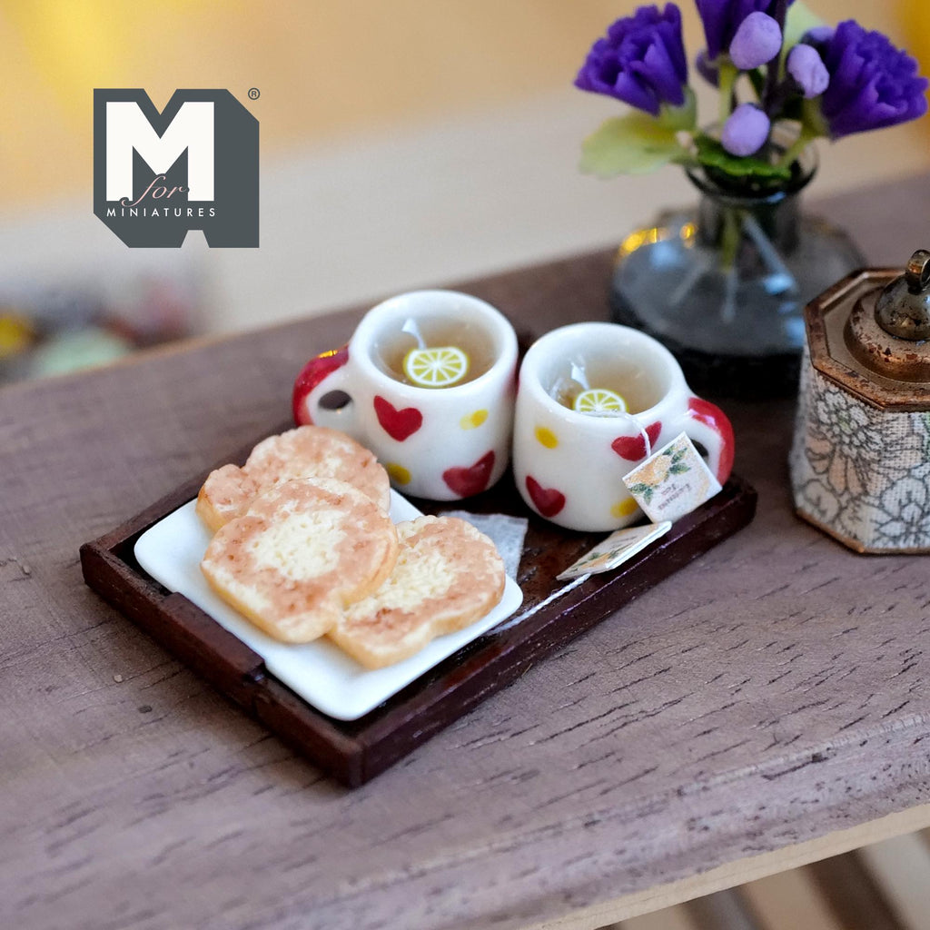 Plateau de thé au citron miniature à l'échelle 1:12 avec 2 mugs et biscuits, 1-5/8 pouce de long, décoration pour maison de poupée (blanc et cœur rouge)