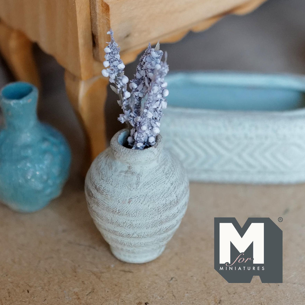 Miniatura a escala 1:12 de jarrón de barro acanalado con tallos de flores blancas, 1-3/4 inch de alto, decoración para casa de muñecas (encalado)