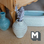 Miniatura a escala 1:12 de jarrón de barro acanalado con tallos de flores blancas, 1-3/4 inch de alto, decoración para casa de muñecas (encalado)