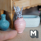 Miniature riflet vase i ler med hvide blomsterstilke i skala 1:12, 1-3/4 inch høj, dukkehuspynt (lyserød)