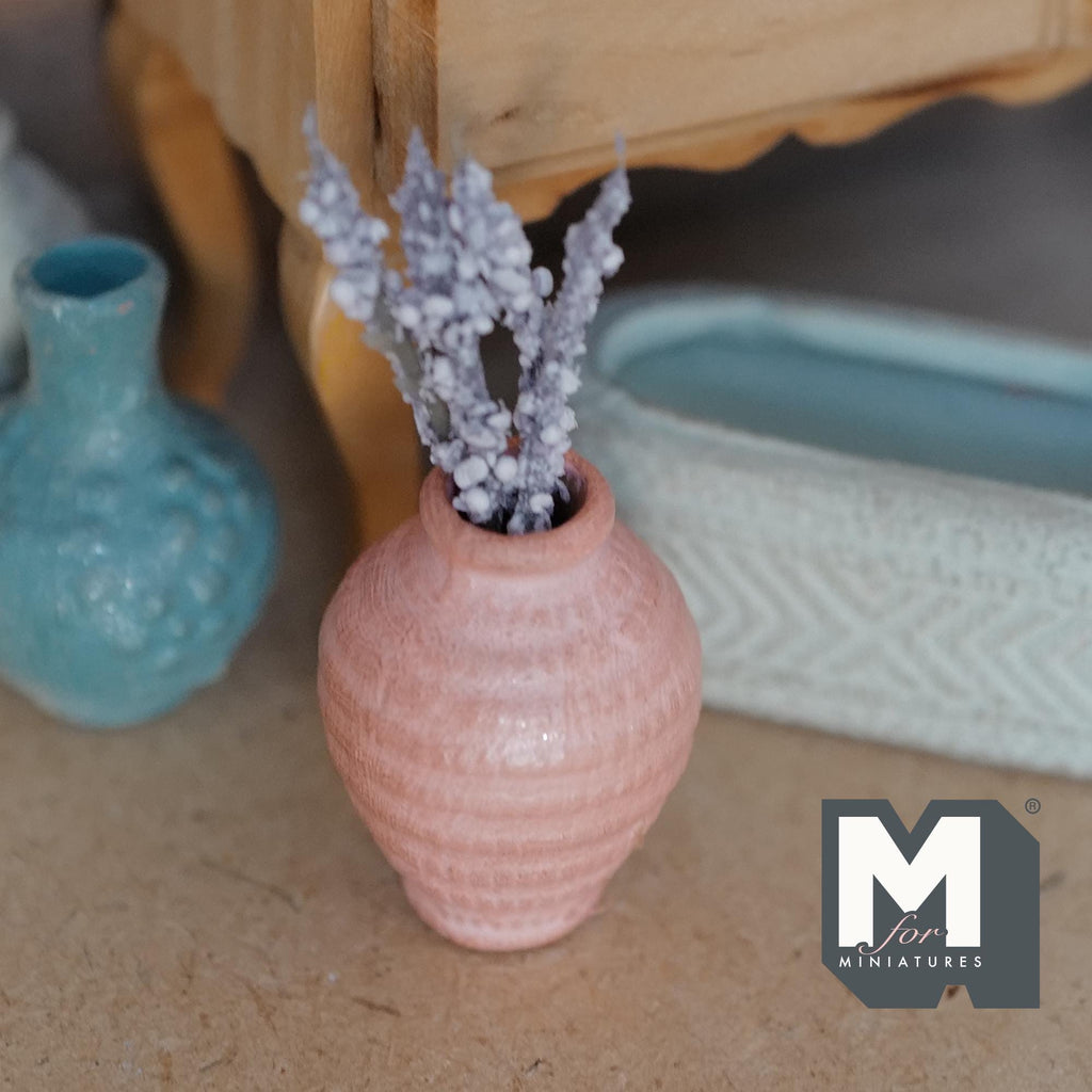 Miniature riflet vase i ler med hvide blomsterstilke i skala 1:12, 1-3/4 inch høj, dukkehuspynt (lyserød)