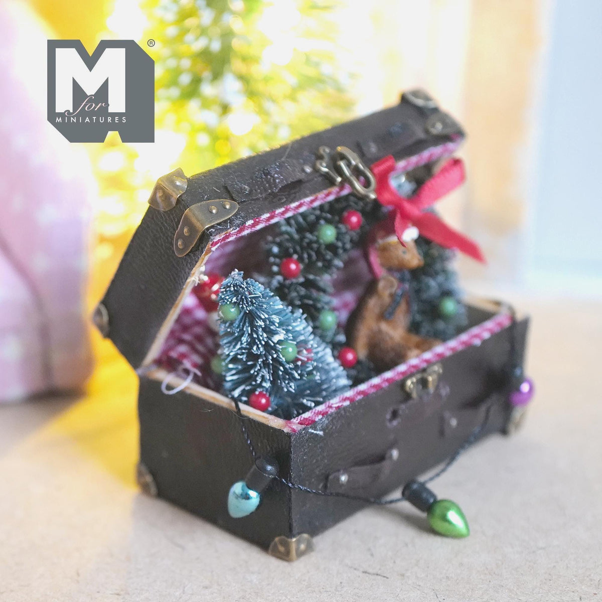 Miniature Christmas trunk set shown from another angle, 2-1/16 inch wide