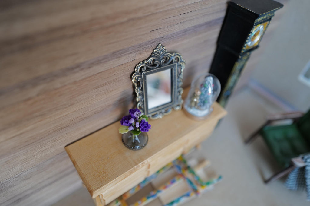 Miniature glasvase med lilla nelliker i skala 1:12, blomsterarrangement, 7/8 inch i diameter, dukkehuspynt