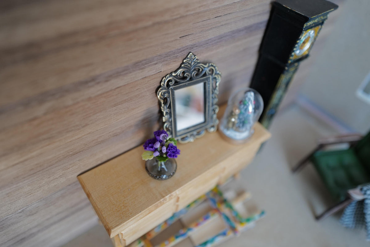 Miniature glasvase med lilla nelliker i skala 1:12, blomsterarrangement, 7/8 inch i diameter, dukkehuspynt