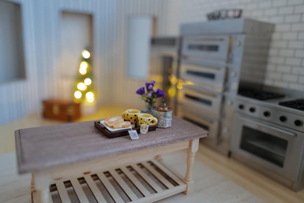 Miniature bakkesæt med citronte, 2 krus og småkager i skala 1:12, 1-5/8 inch langt, dukkehuspynt (gul med prikker)