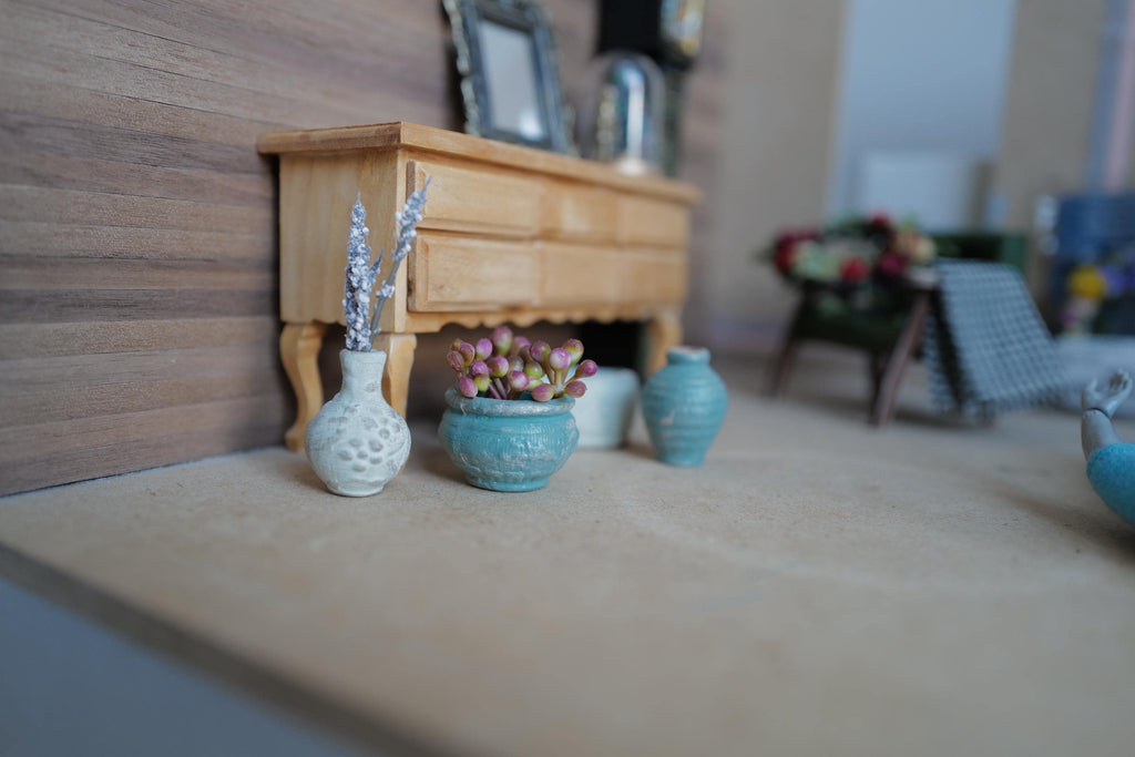 Miniatura a escala 1:12 de planta en maceta de barro, maceta redonda envejecida con capullos rosas, 1-1/4 inch de diámetro, decoración para casa de muñecas (turquesa)