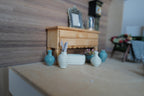 Miniatura a escala 1:12 de jarrón de barro acanalado con tallos de flores blancas, 1-3/4 inch de alto, decoración para casa de muñecas (encalado)
