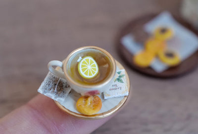 Miniature kop og underkop med citronte og småkage i skala 1:12, 3/4 inch i diameter, dukkehuspynt (hvid)