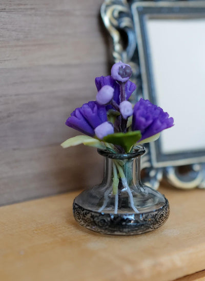 Miniature glasvase med lilla nelliker i skala 1:12, blomsterarrangement, 7/8 inch i diameter, dukkehuspynt