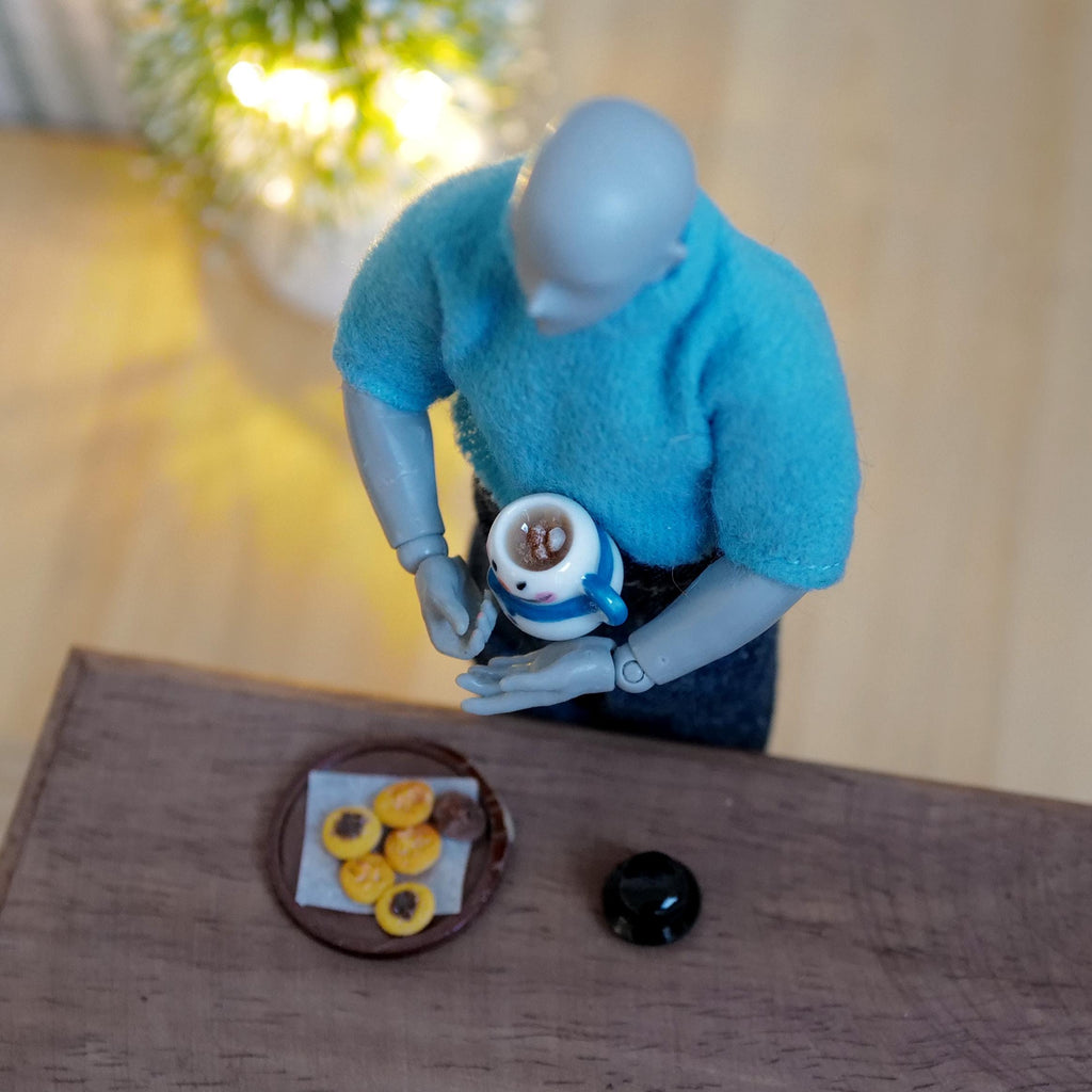 1:12 Scale Miniature Christmas Snowman Mug with Hot Chocolate and Top Hat Lid, 13/16 inch tall, Dollhouse Decor (blue) (non edible)