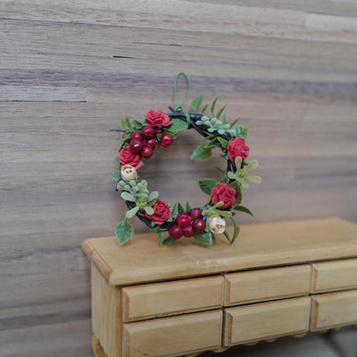Miniatur-Kranz mit roten Rosen und Beeren, Maßstab 1:12, 2-1/8 inch Ø, Puppenhausdeko