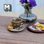 Miniature kop og underkop med citronte og småkage i skala 1:12, 3/4 inch i diameter, dukkehuspynt (brun med prikker)