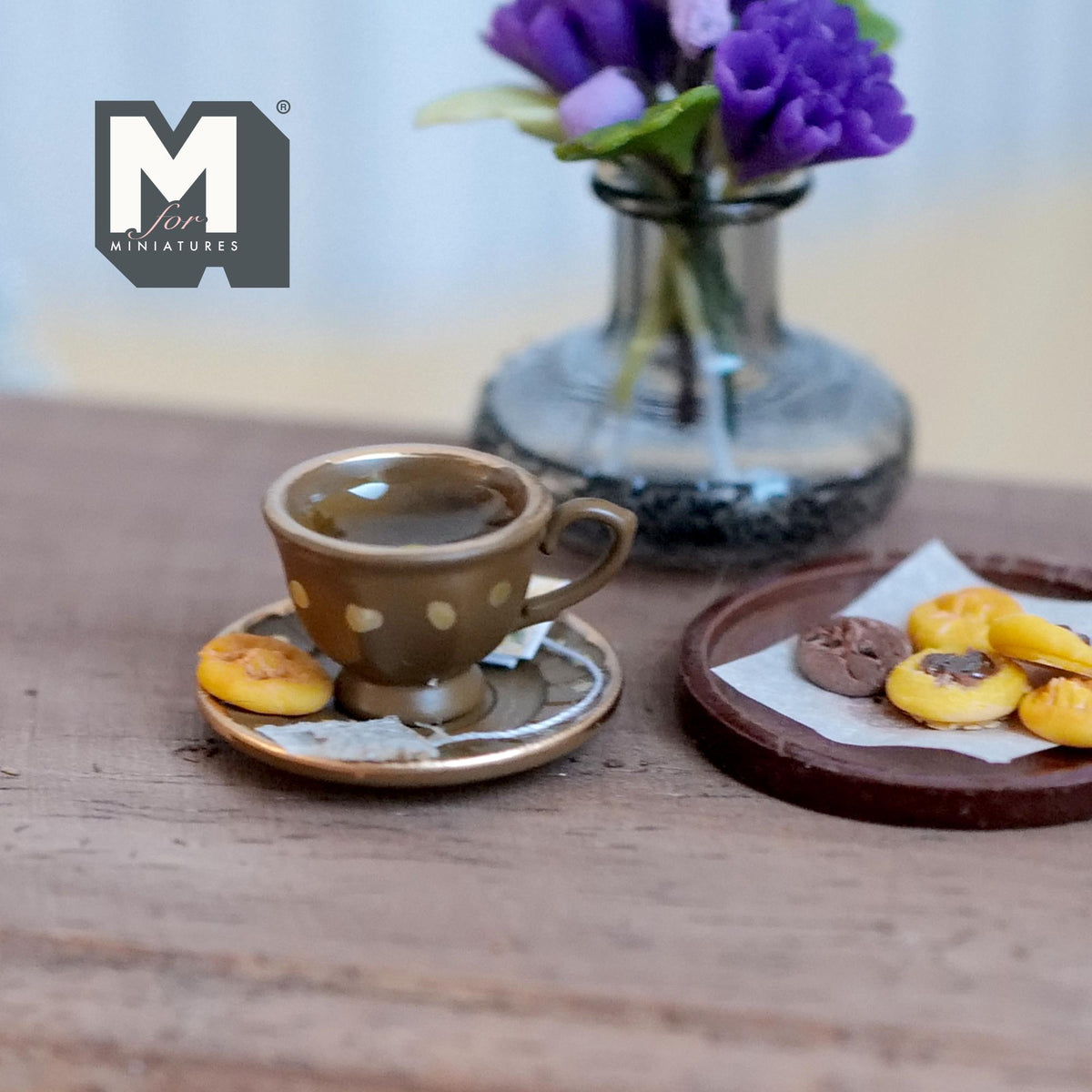 Miniature kop og underkop med citronte og småkage i skala 1:12, 3/4 inch i diameter, dukkehuspynt (brun med prikker)