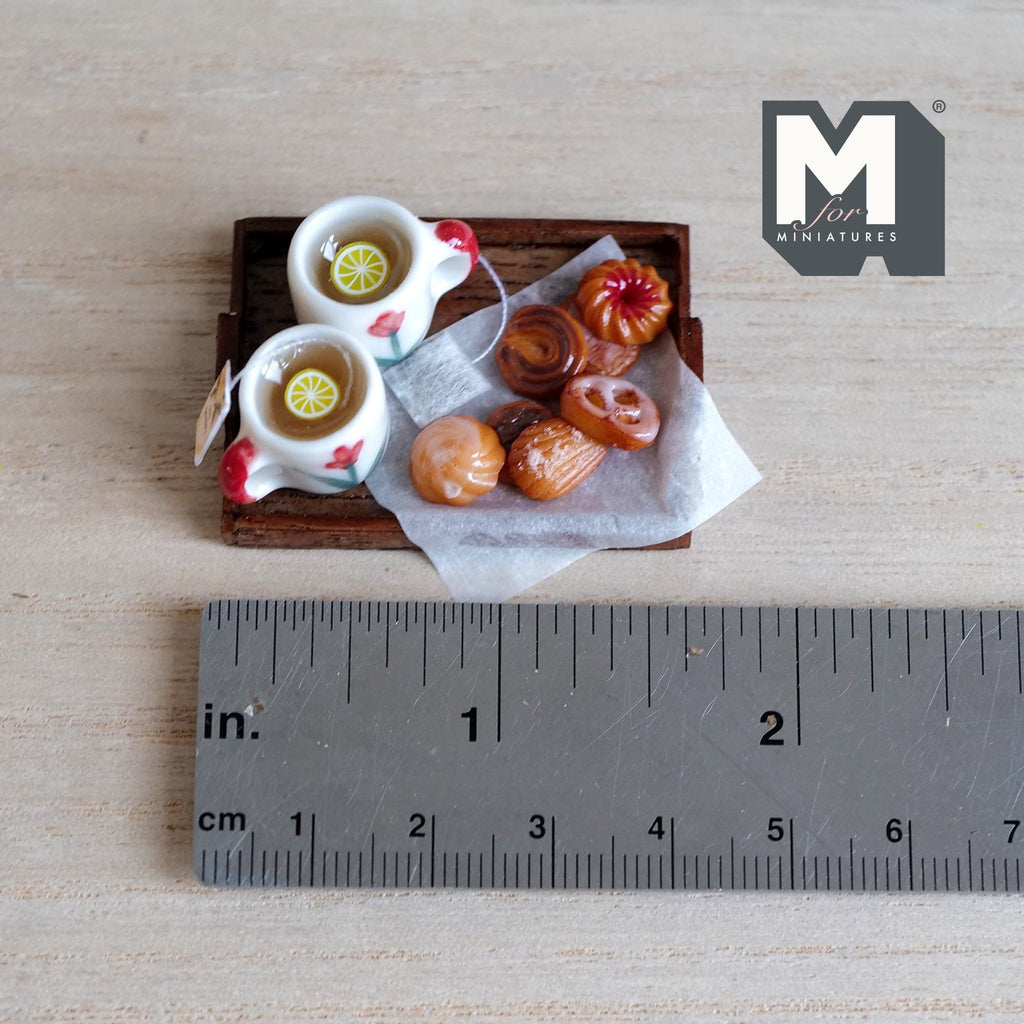 Service à thé au citron miniature avec plateau, 2 mugs et biscuits, échelle 1:12, 1-5/8 inch de long, décoration de maison de poupée (blanc à tulipes rouges)