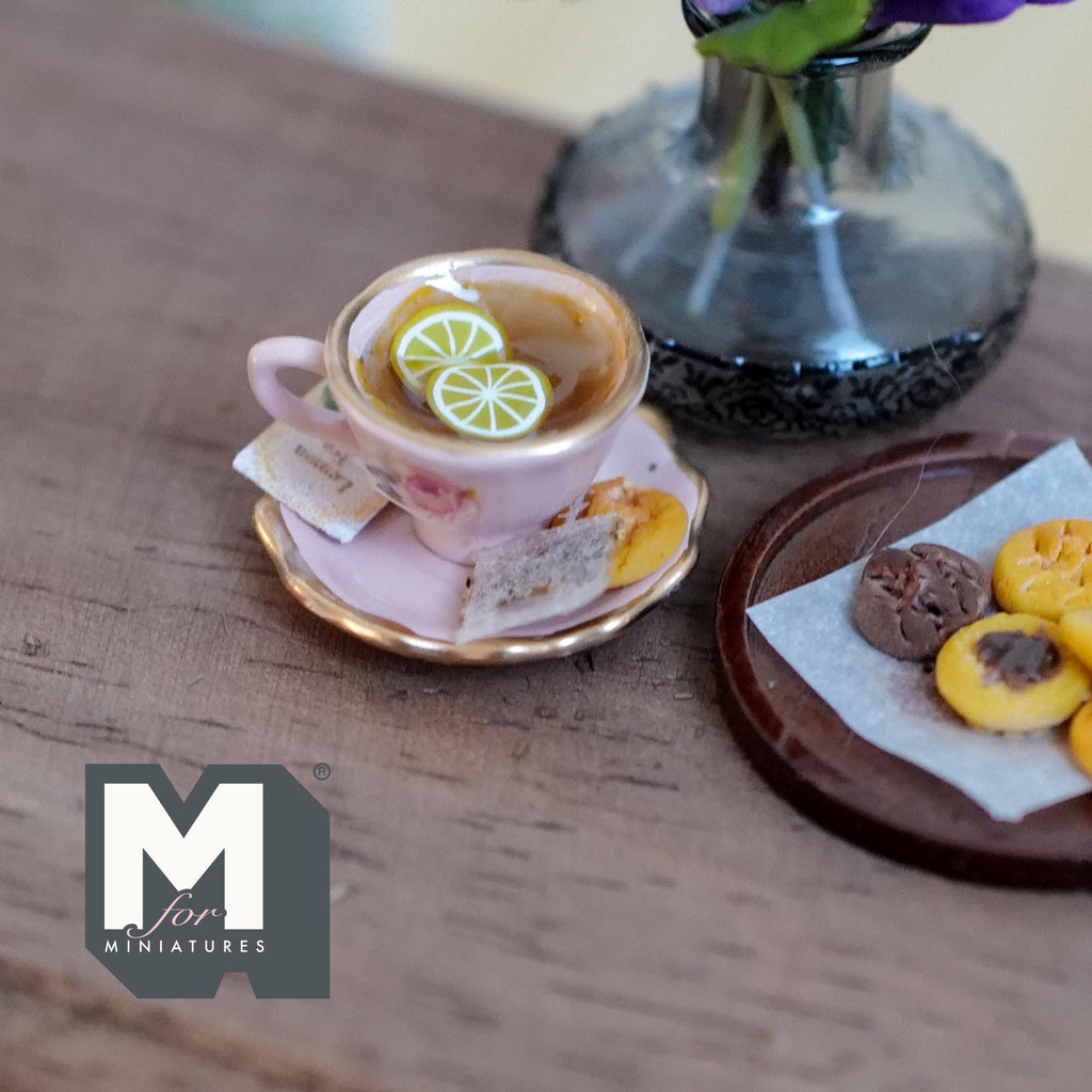 Tasse à thé au citron miniature avec soucoupe et biscuit, échelle 1:12, 3/4 inch de diamètre, décoration de maison de poupée (rose)