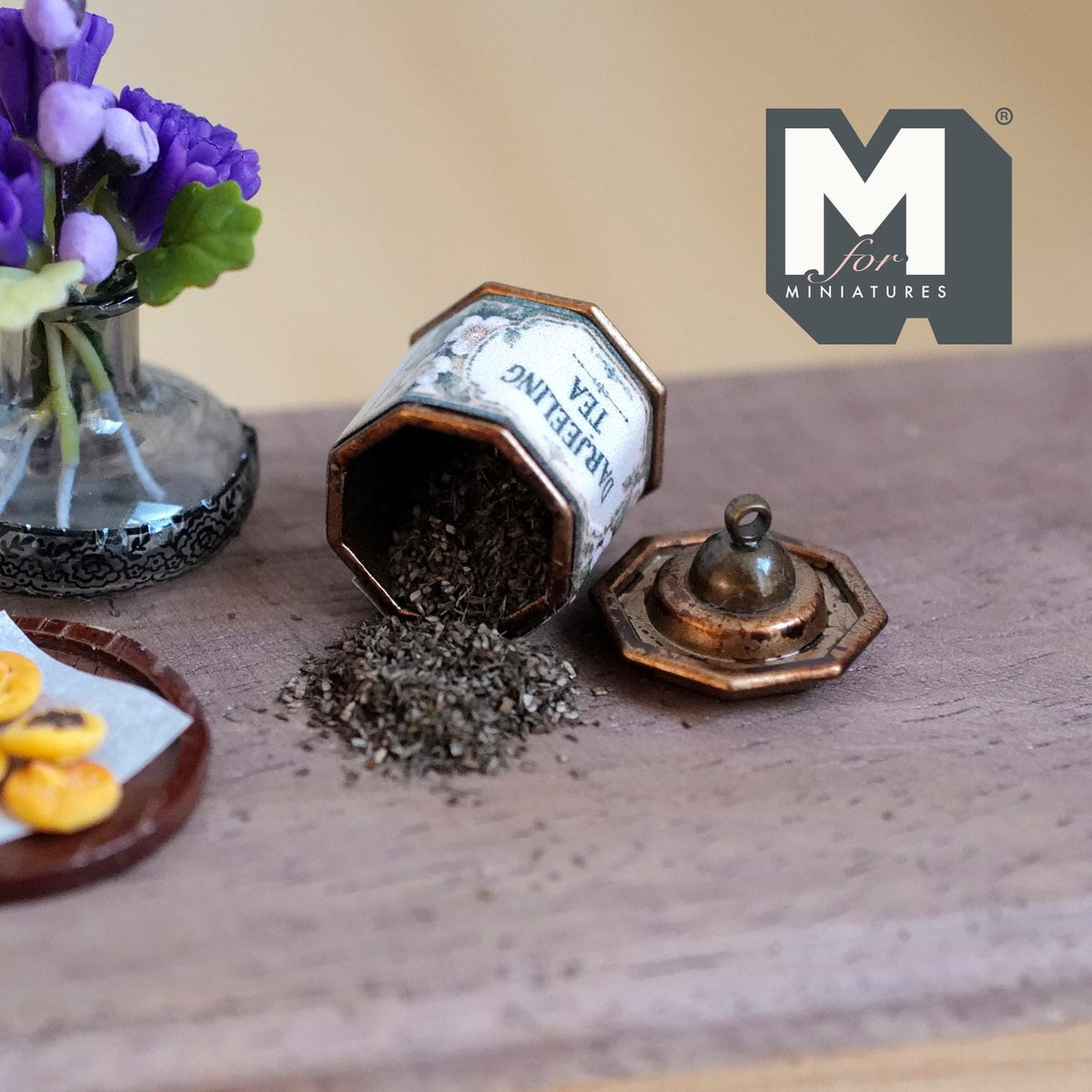 Boîte à thé miniature octogonale en métal à l'échelle 1:12 avec couvercle amovible et feuilles de thé en vrac, 1,7 cm de diamètre, décoration de maison de poupée (Darjeeling)