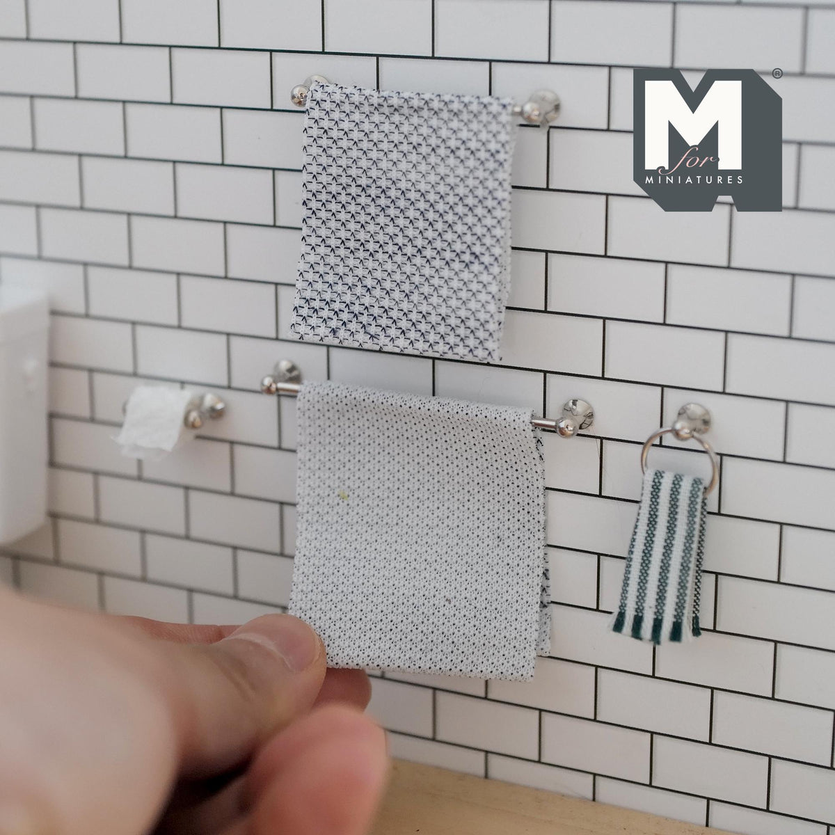 Porte-serviettes, anneau porte-serviette et porte-papier toilette miniatures avec serviettes à l'échelle 1:12, 4 pièces, 5,5 cm de long, décoration de maison de poupée (argenté)
