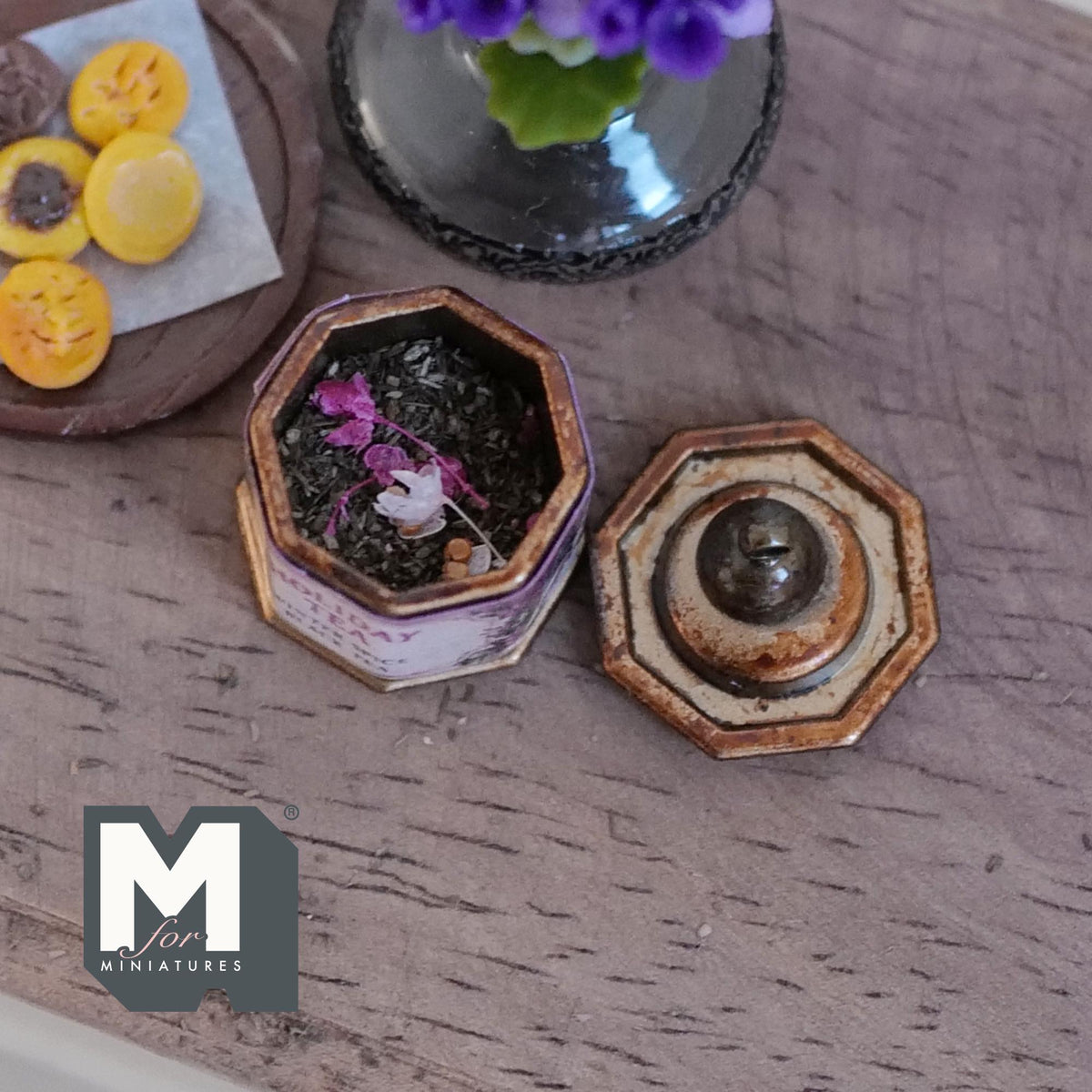 Boîte à thé miniature octogonale en métal à l'échelle 1:12 avec couvercle amovible et feuilles de thé en vrac, 1,7 cm de diamètre, décoration de maison de poupée (épices d'hiver)