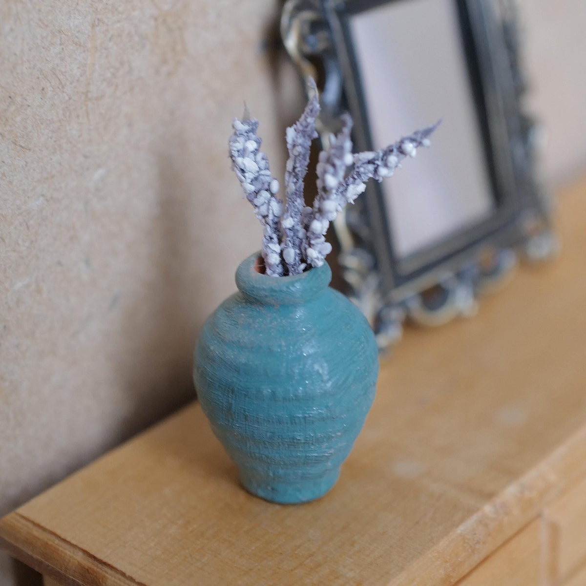Miniatur-Tonvase mit Rillen im Maßstab 1:12 mit weißen und fliederfarbenen Blumenstielen, 1-3/4 Zoll hoch, DIY-Puppenhausbedarf (türkis)