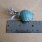 Miniatur-Tonvase mit Rillen im Maßstab 1:12 mit weißen und fliederfarbenen Blumenstielen, 1-3/4 Zoll hoch, DIY-Puppenhausbedarf (türkis)
