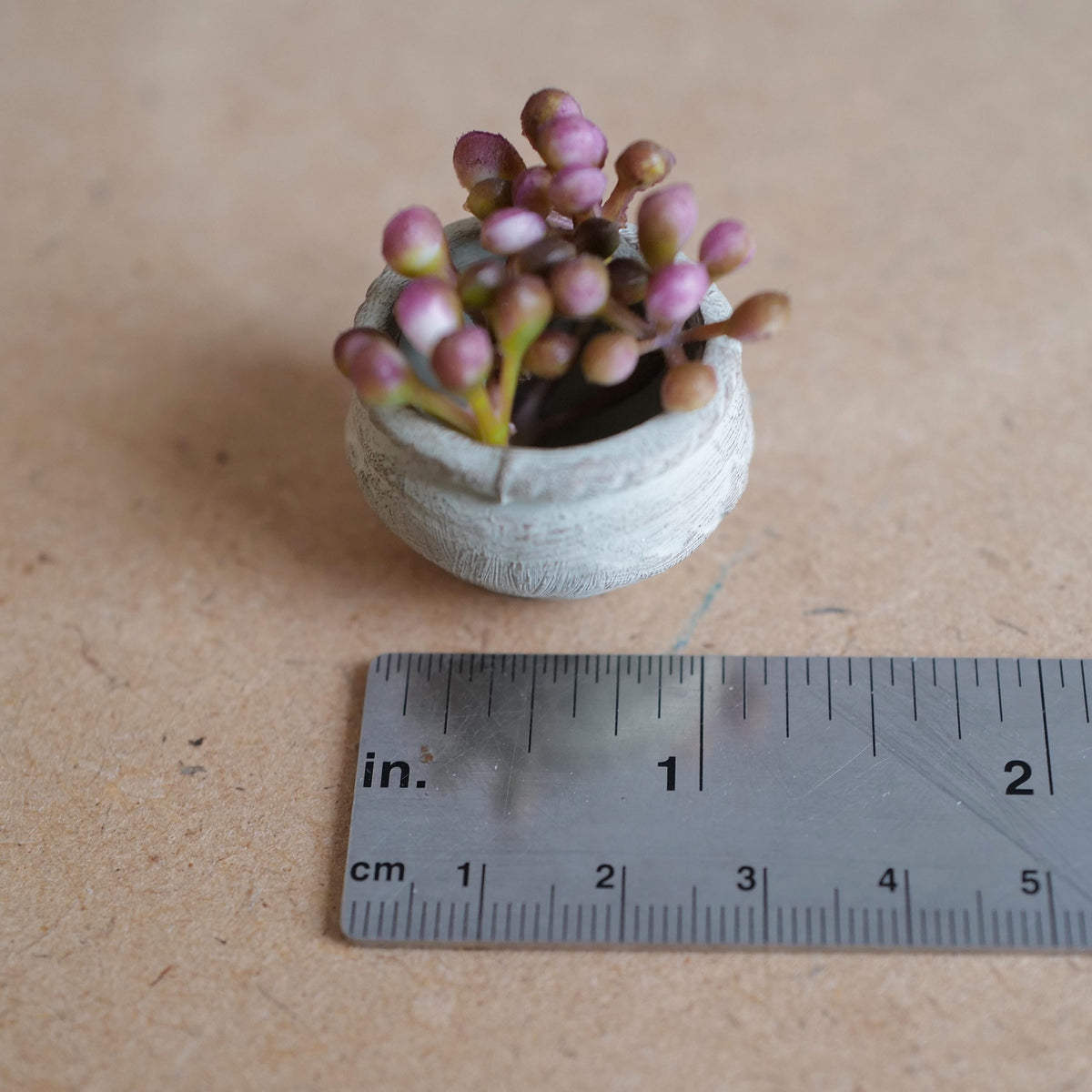 Miniatyr-krukväxt i lerkruka i skala 1:12, patinerad rund kruka med rosa blomknoppar, 1-1/4 tum i diameter, DIY-tillbehör till dockskåp (ljusgrön)