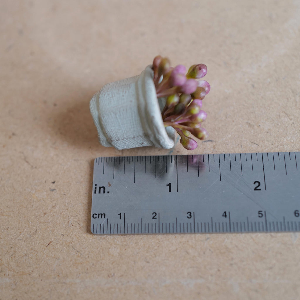 Miniatyr-potteplante i leire i skala 1:12, patinert sekskantet potte med rosa blomsterknopper, 1 tomme diameter, DIY-tilbehør til dukkehus (lysegrønn)