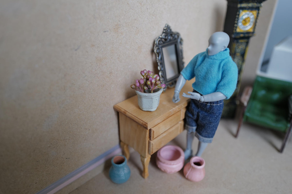 Miniatyr-potteplante i leire i skala 1:12, patinert sekskantet potte med rosa blomsterknopper, 1 tomme diameter, DIY-tilbehør til dukkehus (lysegrønn)