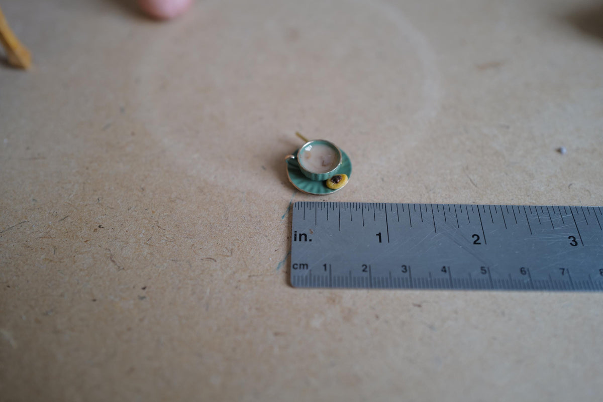 Miniaturowa filiżanka do kawy ze spodkiem, łyżeczką i ciasteczkiem w skali 1:12, średnica 3/4 cala, dekoracja do domku dla lalek (zielona) (duża) (niejadalna)